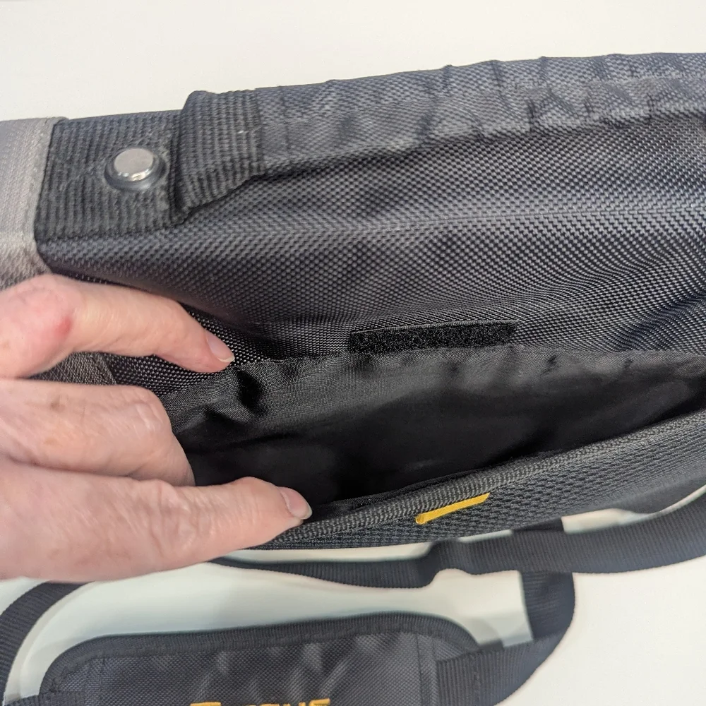 Targus Padded Black and Grey Laptop Messenger Shoulder Bag With Strap
